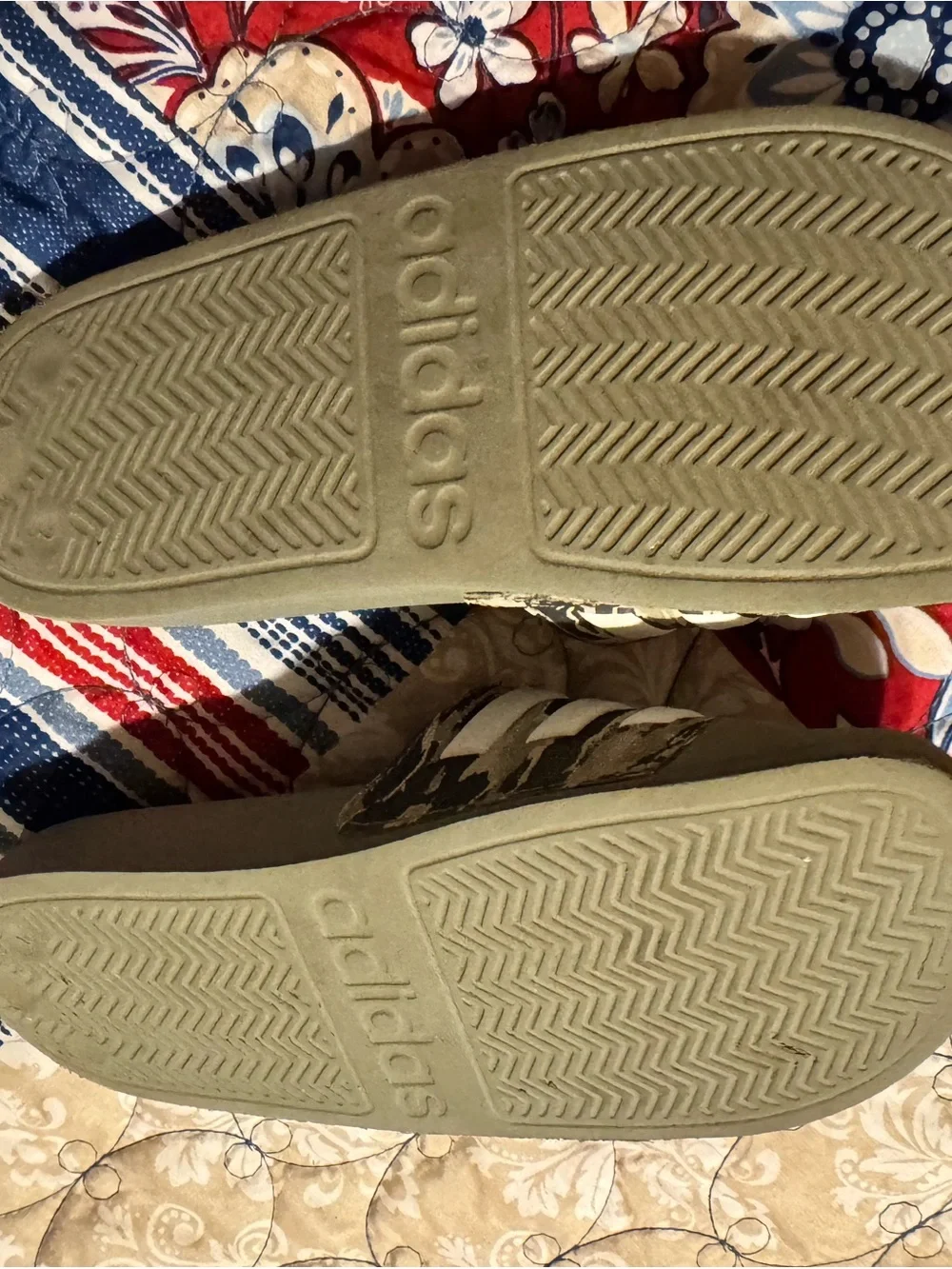 adidas Green Camo Slide Sandals with White Stripes kids size 2 (Boys)